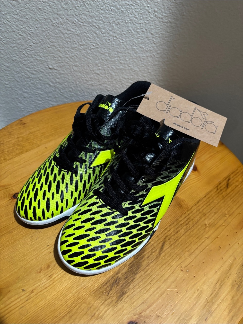 Diadora Women’s Bright Yellow & Black Athletic Sneakers 5.5 UK NWOT